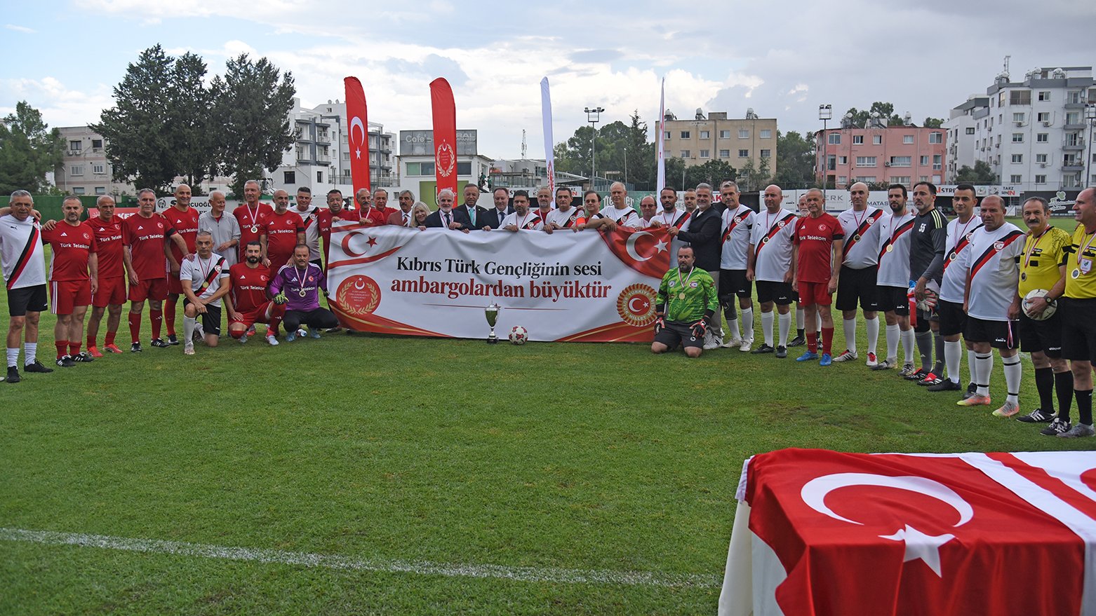 Cumhuriyet Meclisi ve TBMM takımları izolasyonlara karşı Lefkoşa'da dostluk maçı yaptı