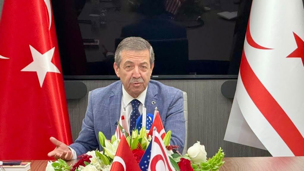 Dışişleri Bakanı Ertuğruloğlu, Washington'da Kıbrıslı Türkler ve öğrencilerle görüştü