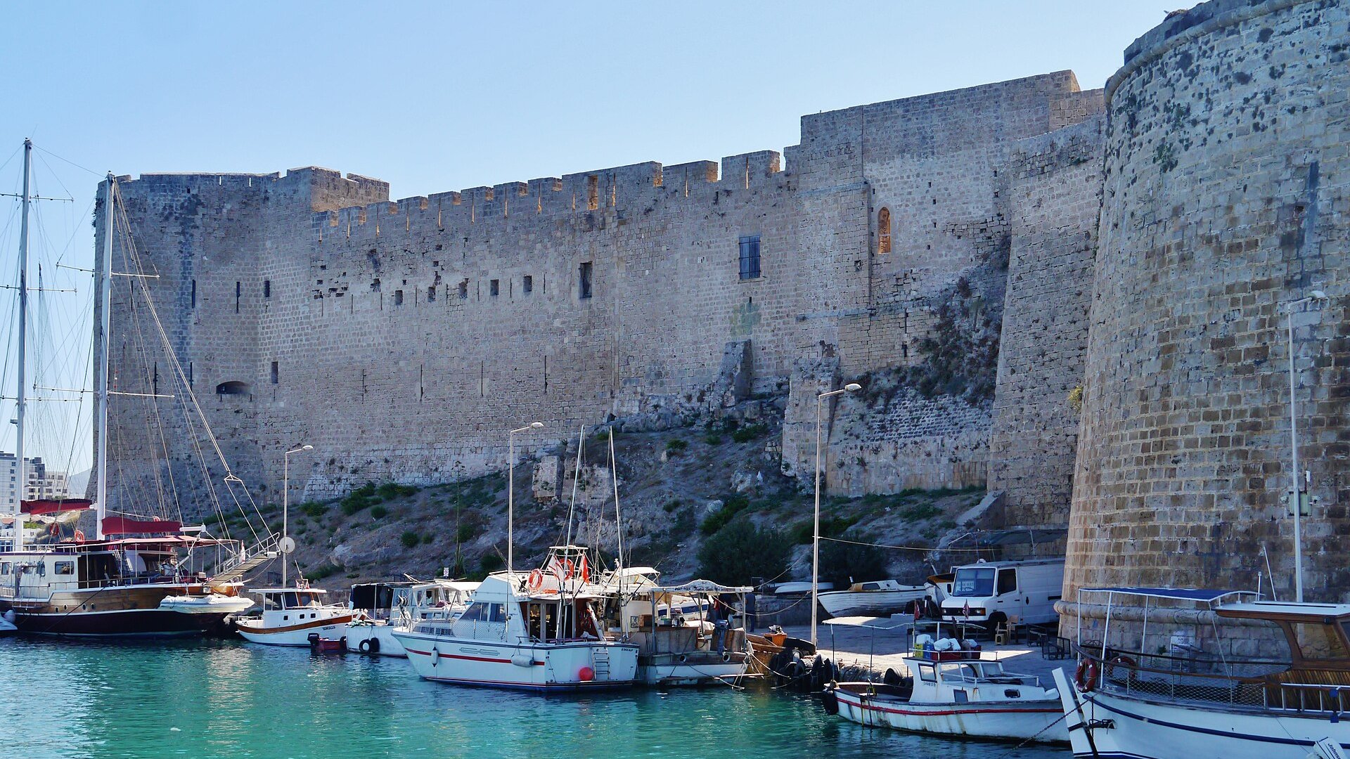 Girne Karaoğlanoğlu Caddesi'nde otomobil ile motosiklet çarpıştı: Bir yaralı
