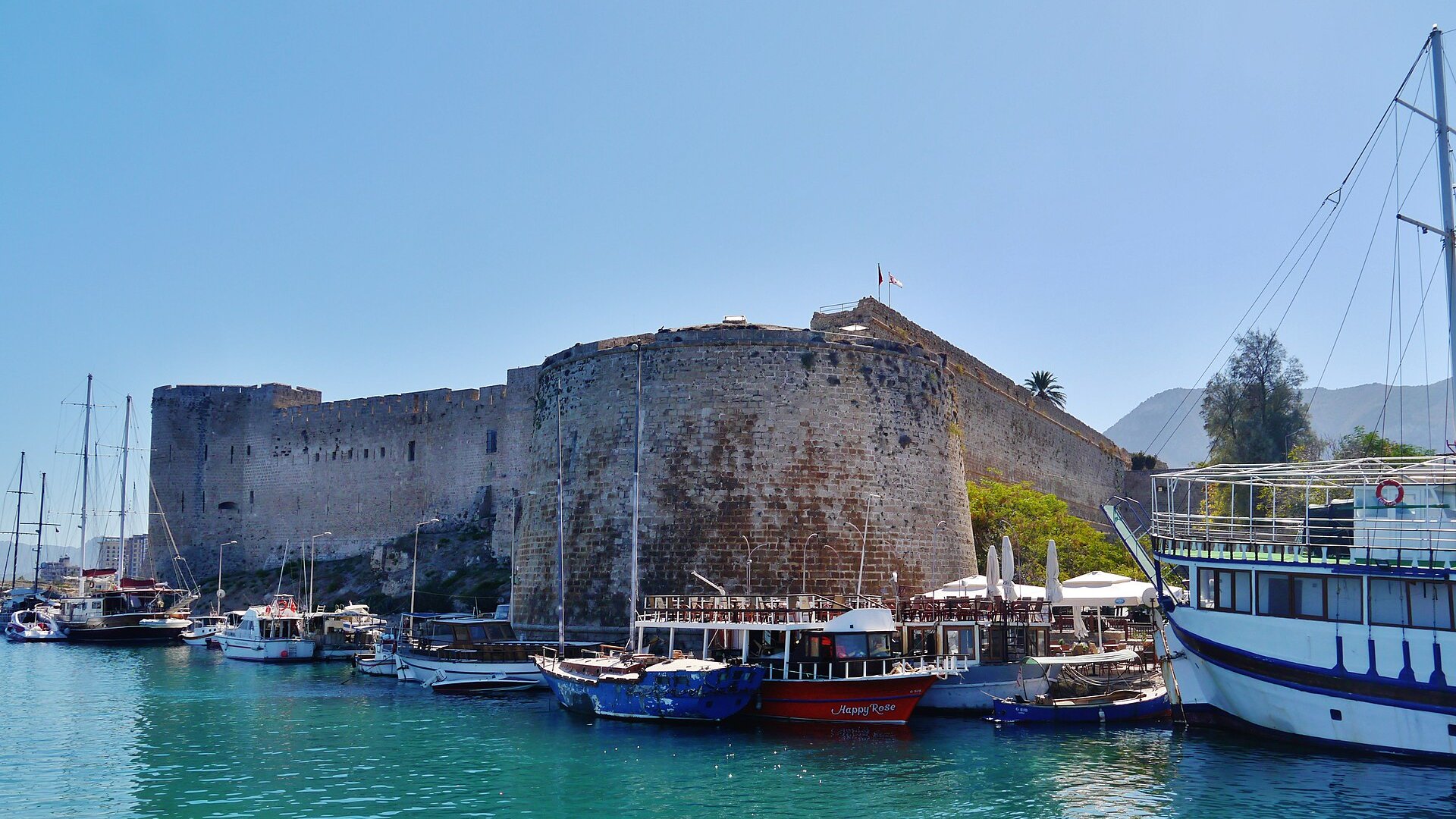 Gönyeli'de powerbank ısınan araçta, Girne'de restoran mutfağında yangın